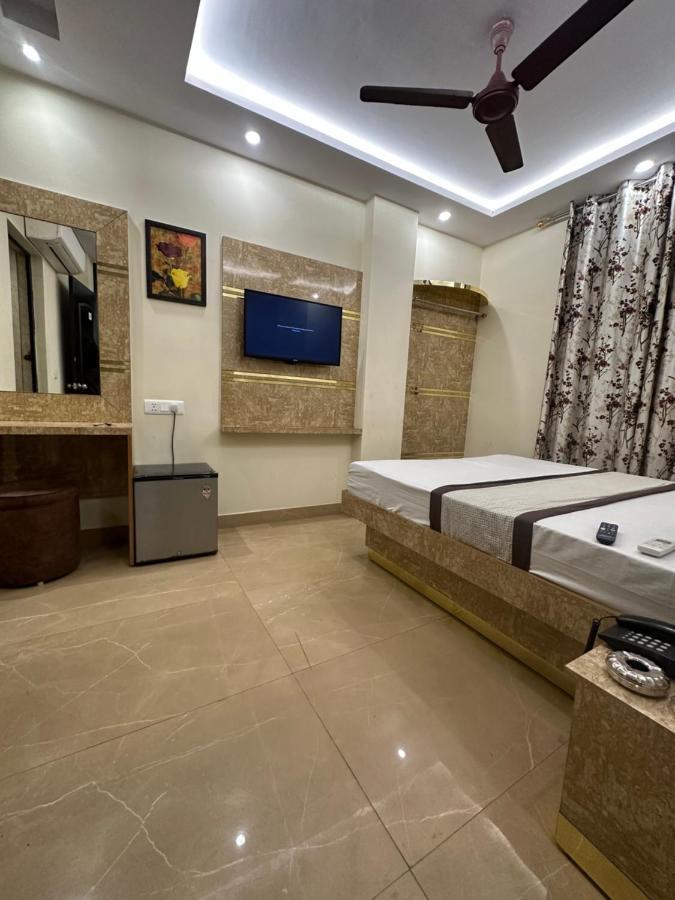 Hotel Mahalaxmi Deluxe Yeni Delhi Dış mekan fotoğraf
