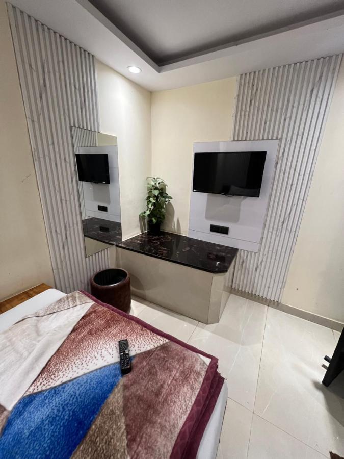 Hotel Mahalaxmi Deluxe Yeni Delhi Dış mekan fotoğraf